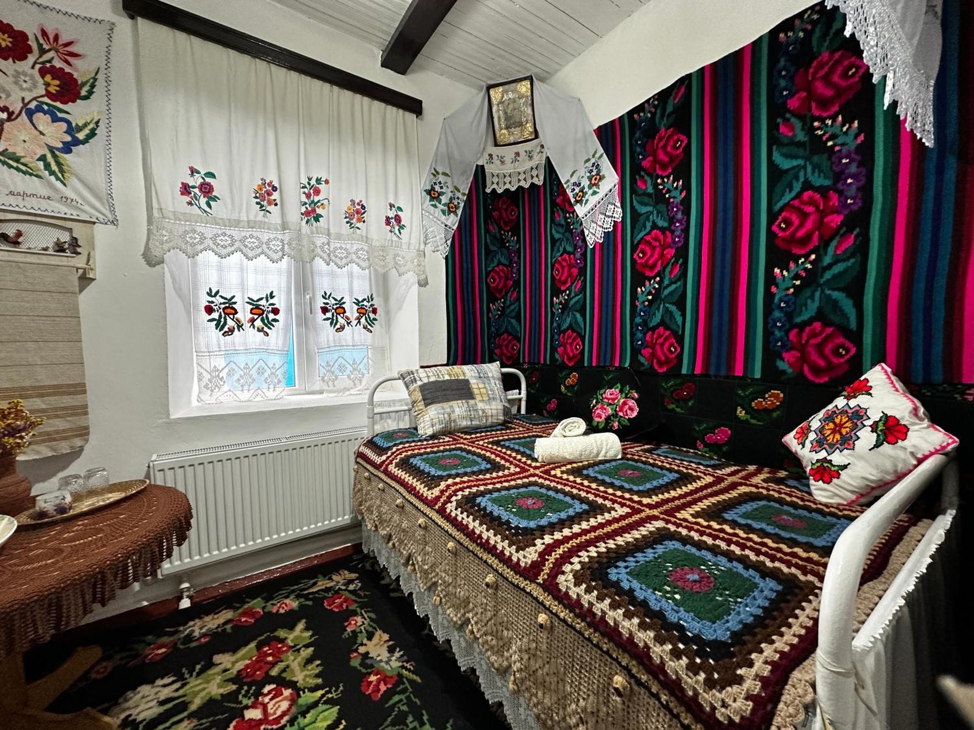 Bed and Breakfast La Madalina Selemet Екстер'єр фото