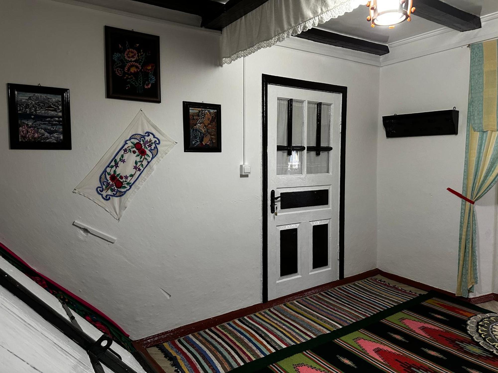Bed and Breakfast La Madalina Selemet Екстер'єр фото