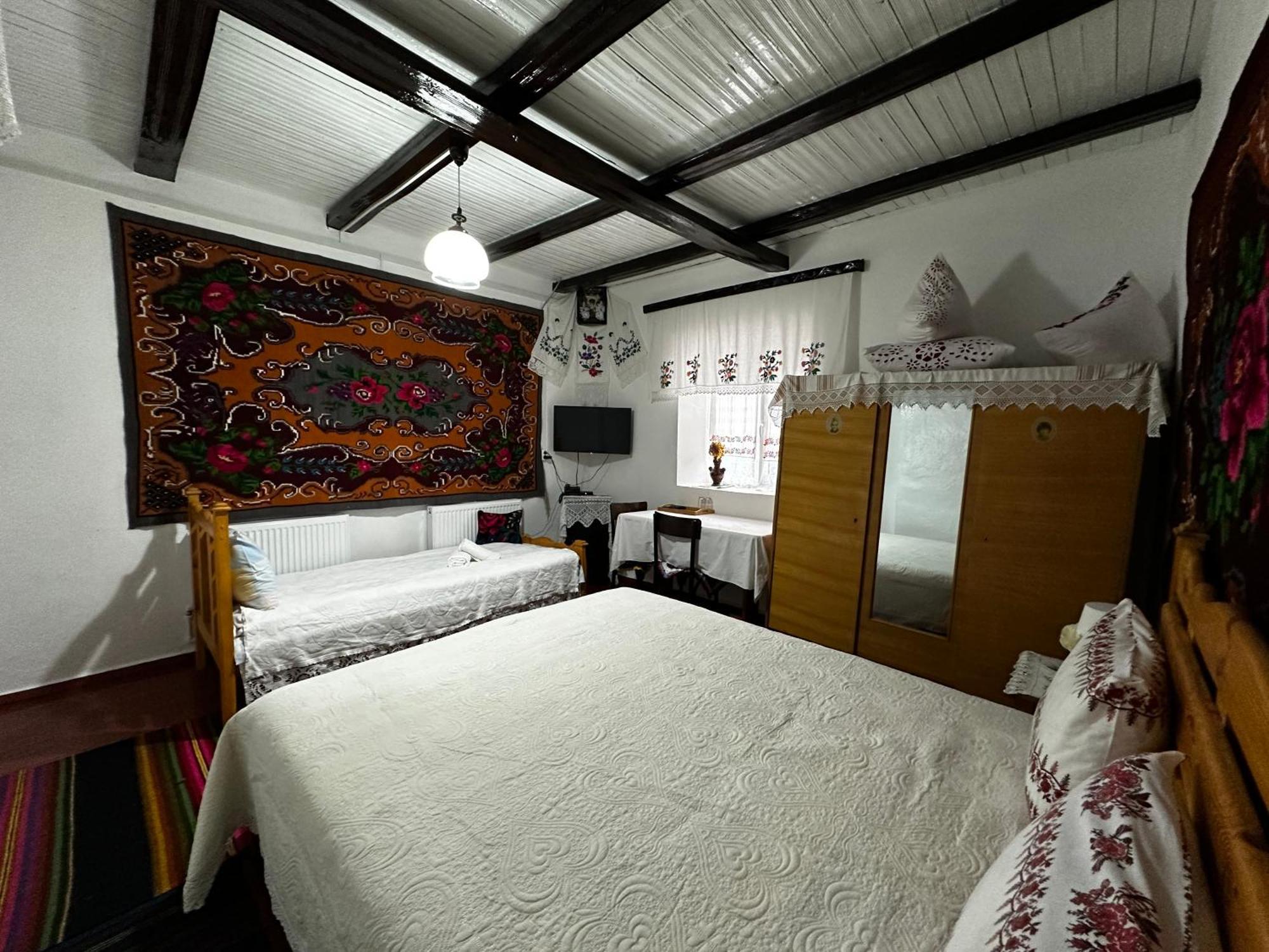 Bed and Breakfast La Madalina Selemet Екстер'єр фото